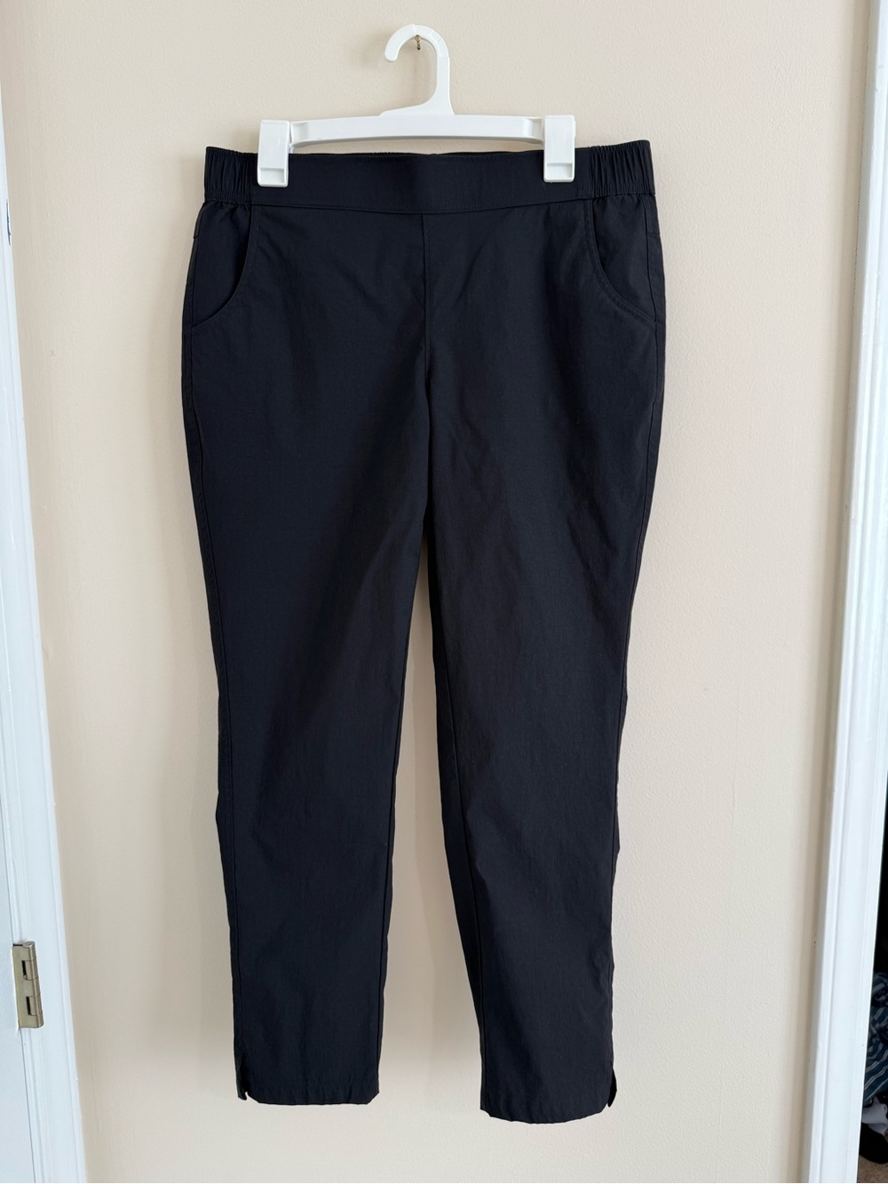 Eddie Bauer Black Elastic Waist Pull-On Pants Women’s Medium Nylon Ankle Travel